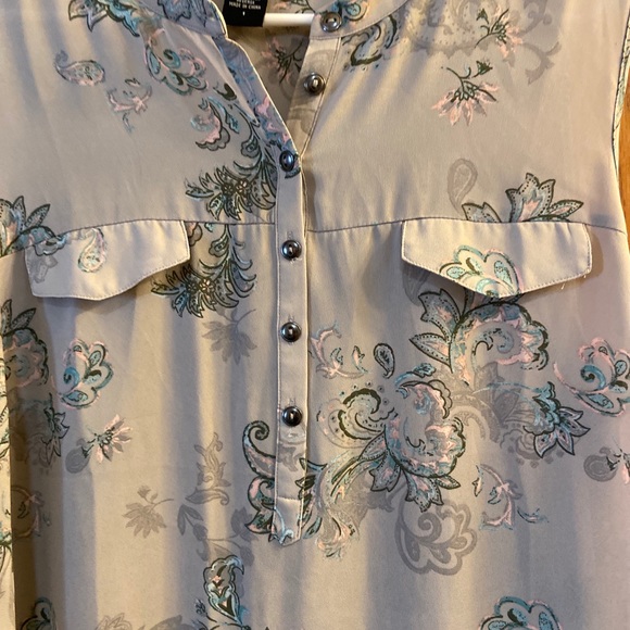 Gray sleeveless torrid top paisley print - Picture 2 of 5